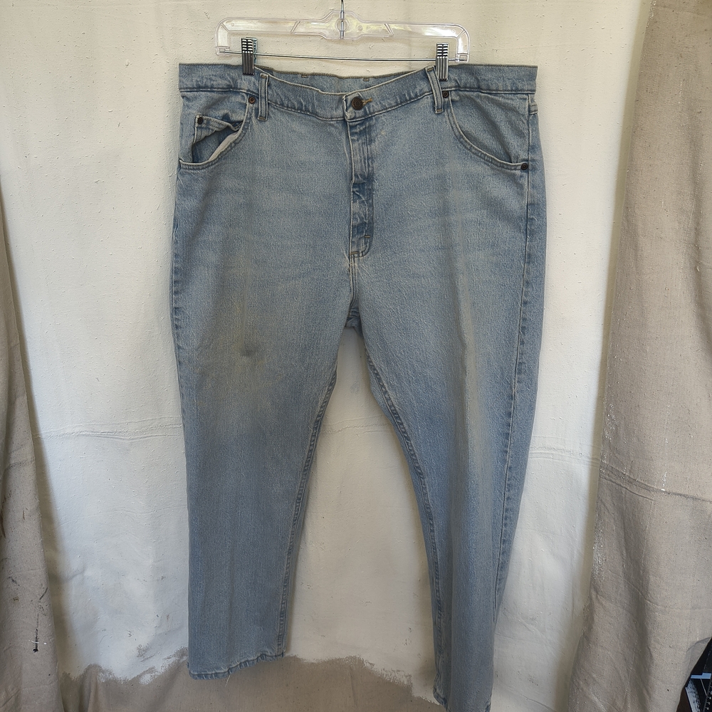 Wrangler Men's Size 42 X 30 Relaxed Fit Comfortable Blue Jeans